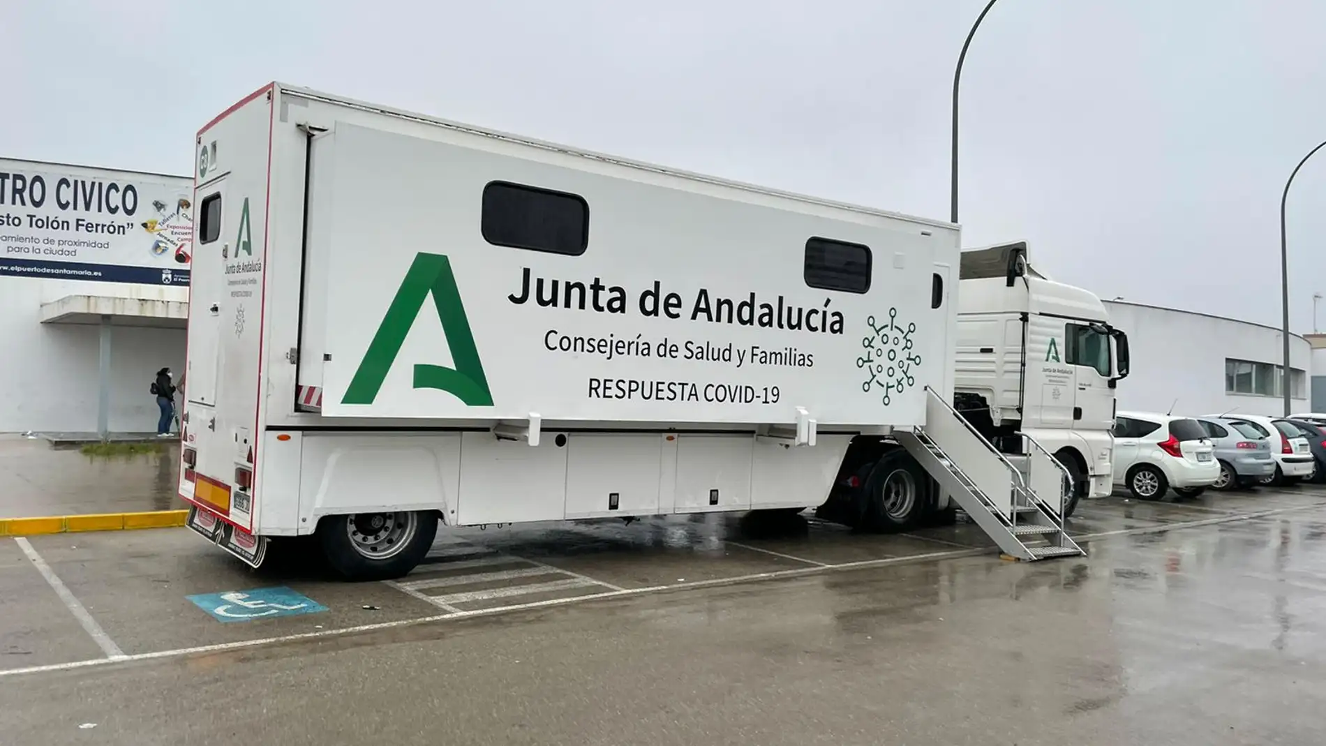 Camión auto-covid en la puerta del Centro Cívico Augusto Tolón