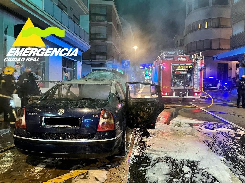 En Valdepeñas un coche sale ardiendo en plena calle Seis de Junio En Valdepeñas un coche sale ardiendo en plena calle Seis de Junio
