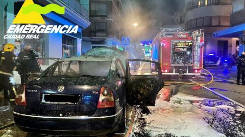 Veh&iacute;culo calcinado en calle Seis de Junio (Valdepe&ntilde;as)