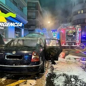 Vehículo calcinado en calle Seis de Junio (Valdepeñas) Vehículo calcinado en calle Seis de Junio (Valdepeñas)