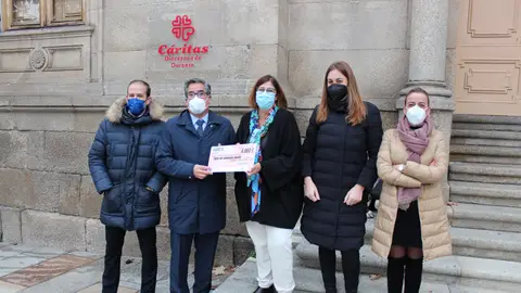 Los concesionarios ourensanos entregan 4.860 euros a Cáritas Los concesionarios ourensanos entregan 4.860 euros a Cáritas