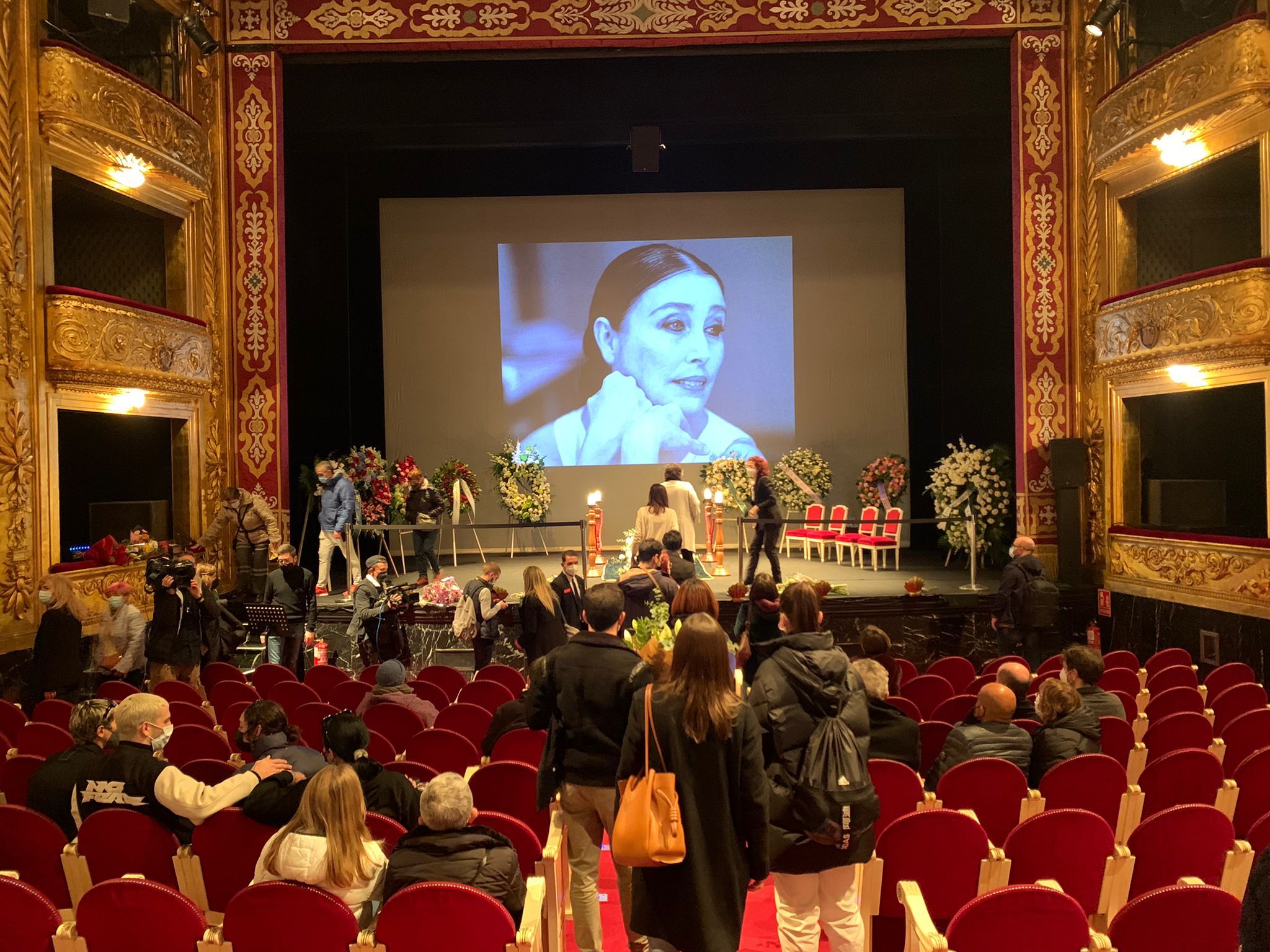Aplausos y lágrimas en el Teatro Español para dar el último adiós a Verónica Forqué Aplausos y lágrimas en el Teatro Español para dar el último adiós a Verónica Forqué