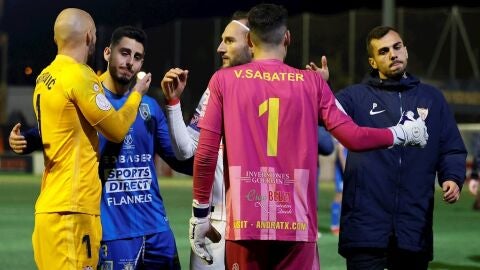 Los jugadores del Sevilla y del Andratx se saludan al final del encuentro