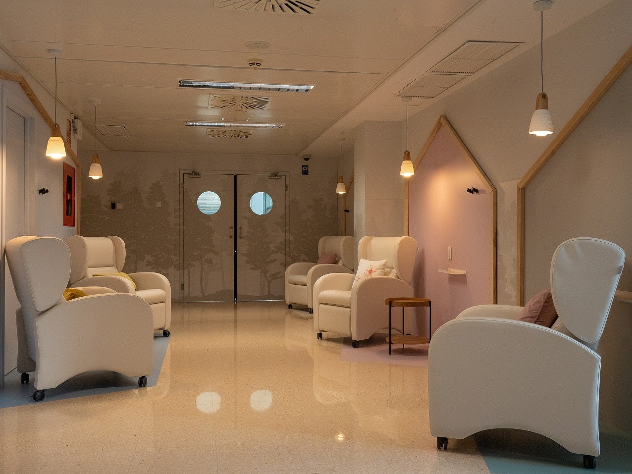 La UCI pediátrica de La Arrixaca estrena una sala de espera y una zona para padres La UCI pediátrica de La Arrixaca estrena una sala de espera y una zona para padres