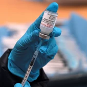 Un sanitario prepara una dosis de la vacuna contra el coronavirus, en una imagen de archivo. Un sanitario prepara una dosis de la vacuna contra el coronavirus, en una imagen de archivo.