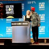 La presidenta de la HFPA, Helen Hoehne, y el rapero Snoop Dog, posan antes de las nominaciones de los Globos de Oro 2022