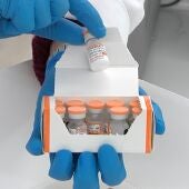 Un sanitario sostiene varias dosis de la vacuna contra el Covid-19.