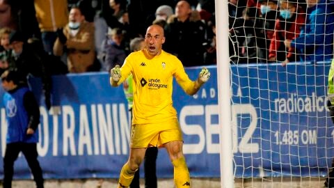  El cancerbero Jose Juan celebra la clasificación del Alcoyano ante el Levante en los penaltis