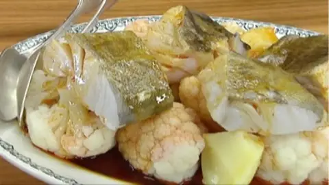 Patatas con bacalao, coliflor y con una de las grandes salsas de la civilización occidental Patatas con bacalao, coliflor y con una de las grandes salsas de la civilización occidental