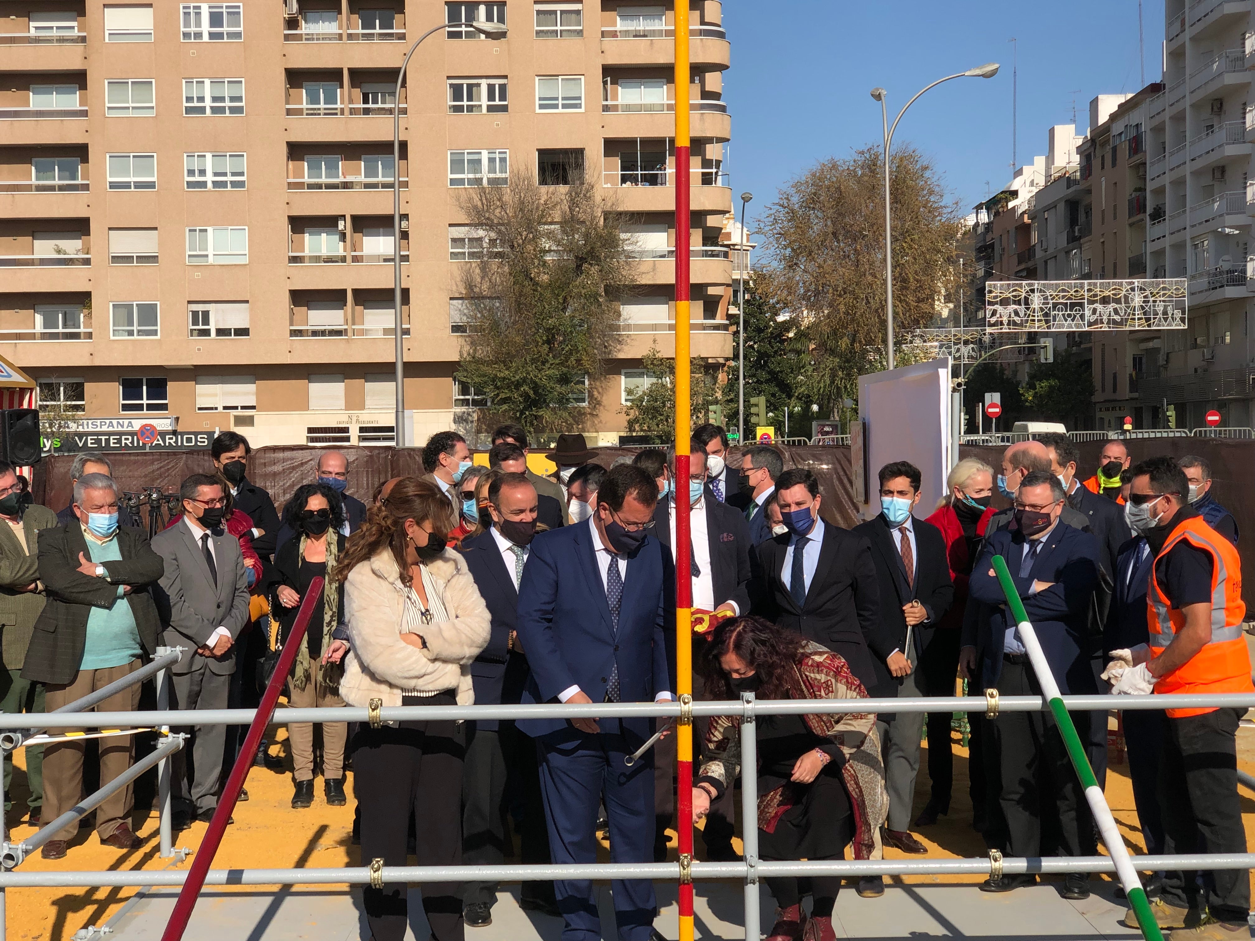 COLOCADO EL PRIMER TUBO DE LA FERIA DE ABRIL COLOCADO EL PRIMER TUBO DE LA FERIA DE ABRIL