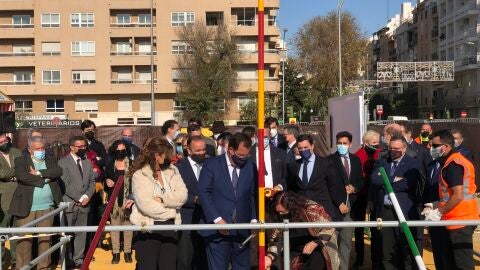 El delegado de Fiestas Mayores, coloca el primer tubo de la portada de la Feria de Abril de 2022