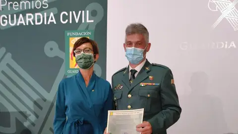 El guardia civil premiado junto a la Directora General de la Benemérita El guardia civil premiado junto a la Directora General de la Benemérita