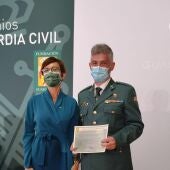 El guardia civil premiado junto a la Directora General de la Benemérita