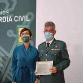 El guardia civil premiado junto a la Directora General de la Benemérita El guardia civil premiado junto a la Directora General de la Benemérita