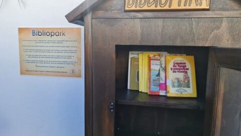 Varios libros dentro de una de las casetas de 'Bibliopark'