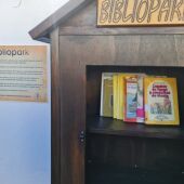 Varios libros dentro de una de las casetas de 'Bibliopark'