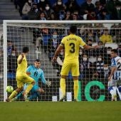  El delantero del Villarreal CF Gerard Moreno dispara a puerta para anotar el segundo tanto de su equipo ante la Real Sociedad