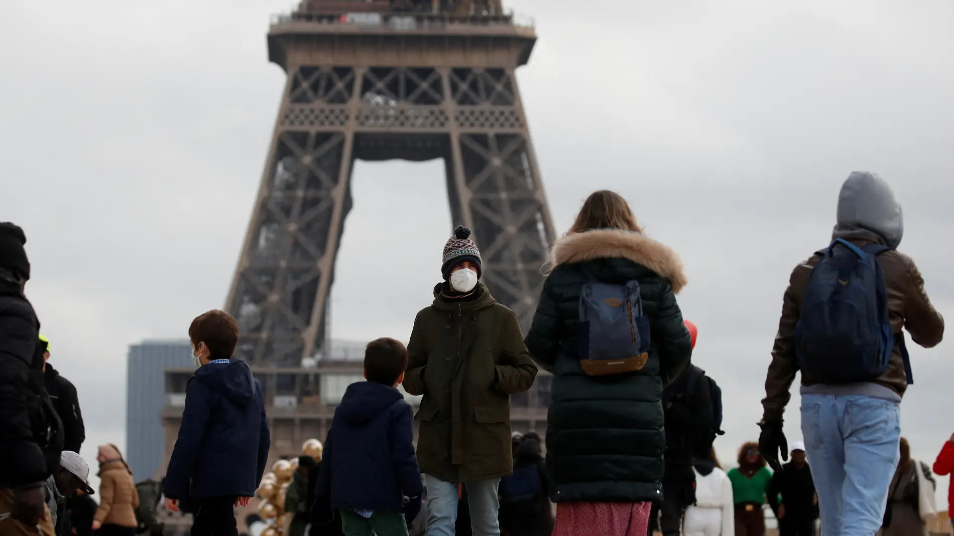 Ciudadanos pasean alrededor de la torre Eiffel de París (Francia)