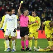 El colegiado Jaime Latre muestra tarjeta amarilla al centrocampista brasileño del Real Madrid, Carlos Henrique Casemiro (i), tras realizar una entrada sobre el delantero del Cádiz, Iván Alejo