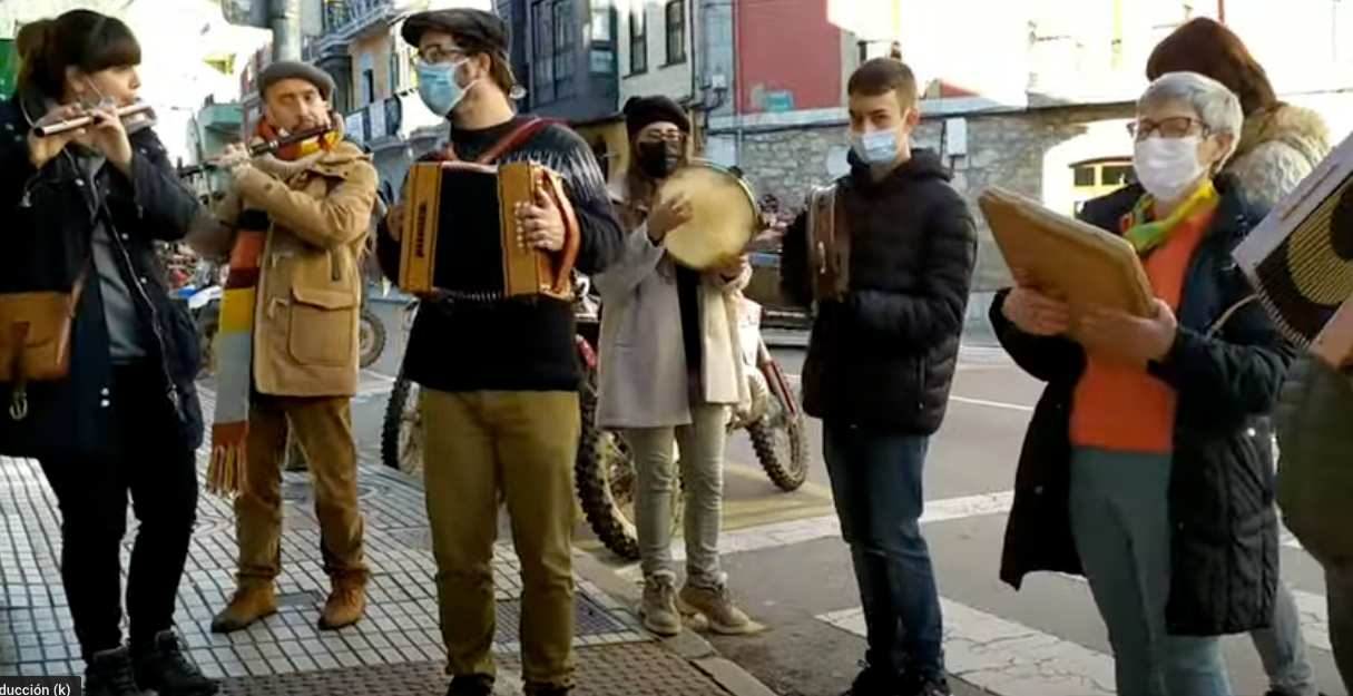La tradición del Aguilandu llenó de música las calles de Infiesto este sábado La tradición del Aguilandu llenó de música las calles de Infiesto este sábado