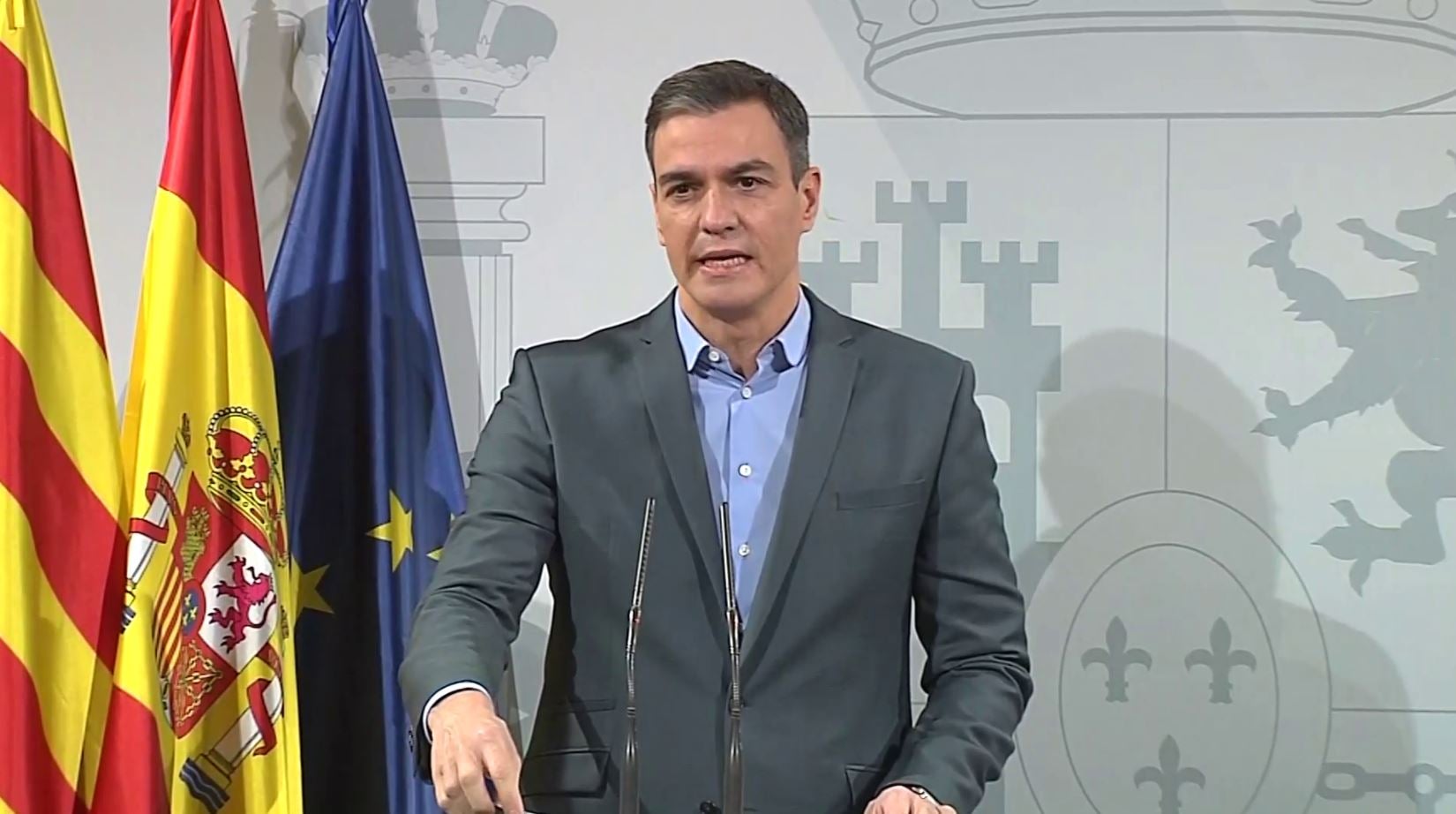 Sánchez confiesa que salió en televisión para que viera toda España lo bien que le queda el traje sin corbata Sánchez confiesa que salió en televisión para que viera toda España lo bien que le queda el traje sin corbata