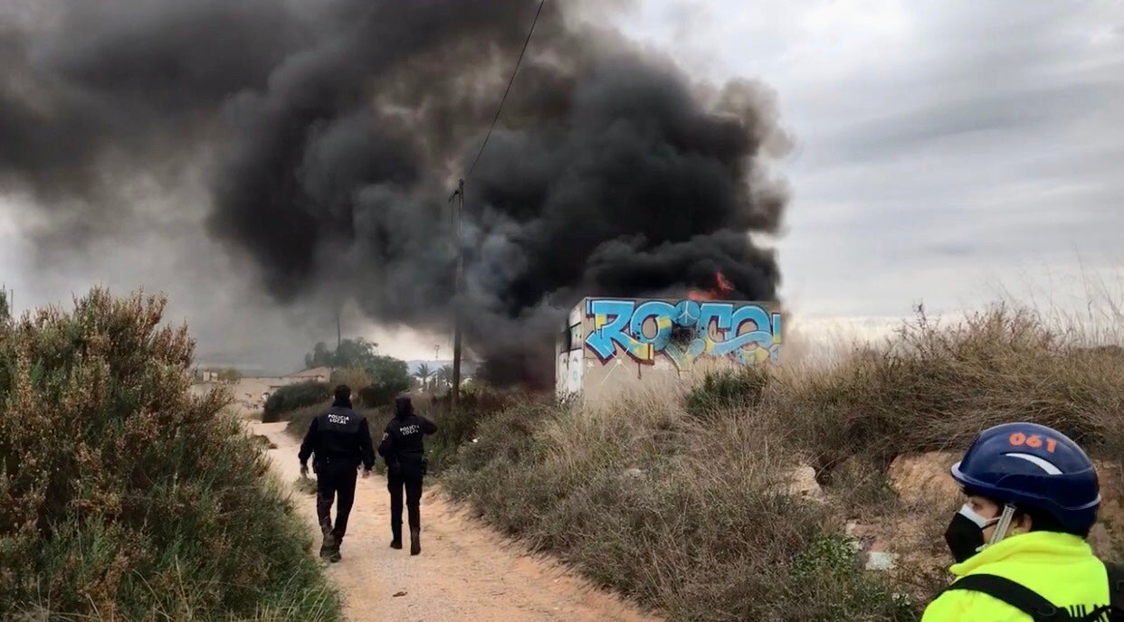 Un incendio en una casa abandonada en Elche, a punto de suspender la Carrera del Pavo de ciclismo Un incendio en una casa abandonada en Elche, a punto de suspender la Carrera del Pavo de ciclismo
