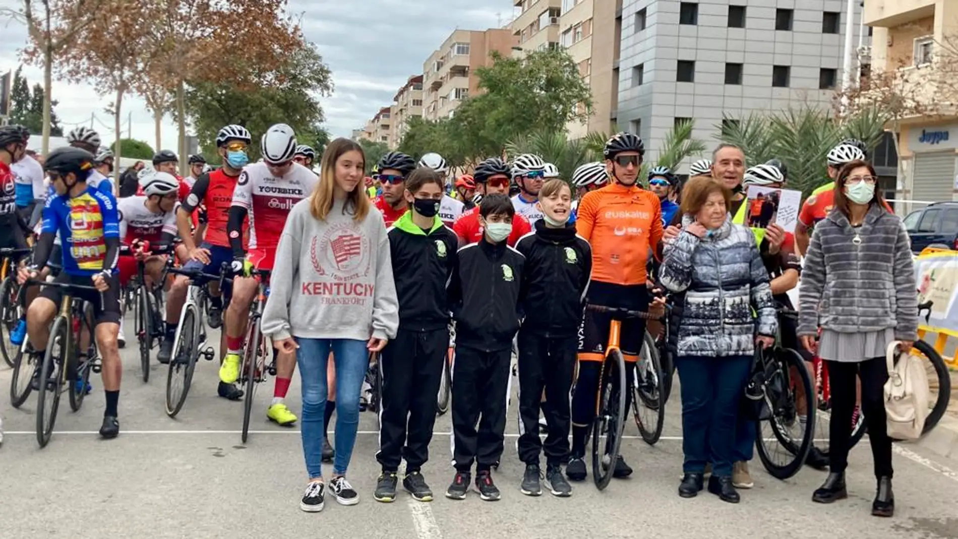 La Unión Ciclista Ilicitana homenajeó a Paco García Murcia, su alma mater, con motivo de la Carrera del Pavo de Elche.
