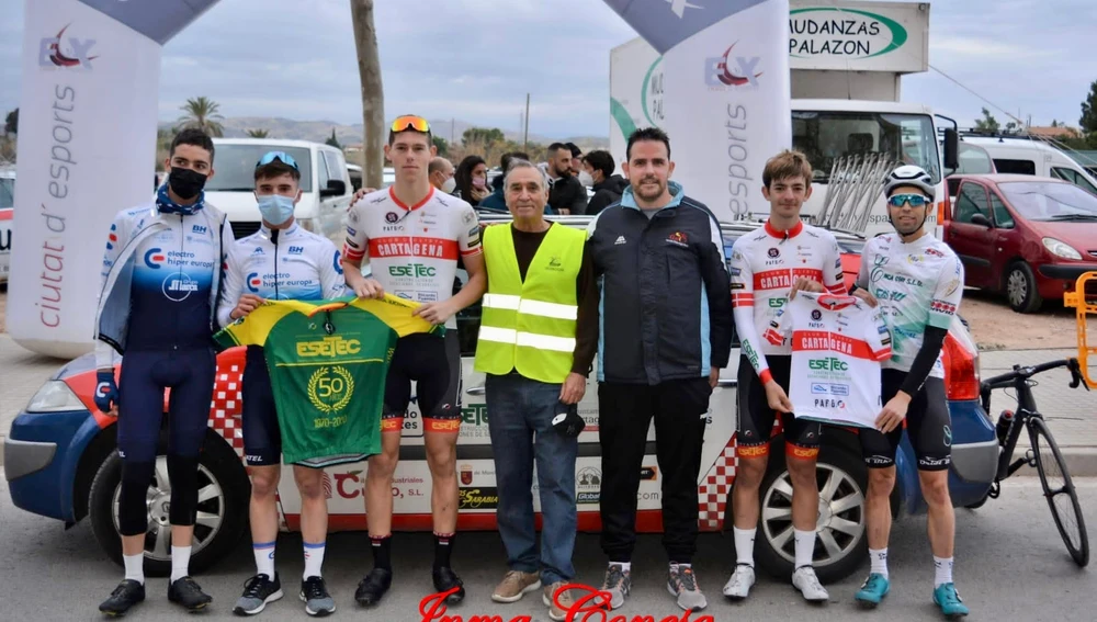 Ciclistas del ESETEC-Cartagena junto a su director deportivo Jesús Buendía y Paco García Murcia.