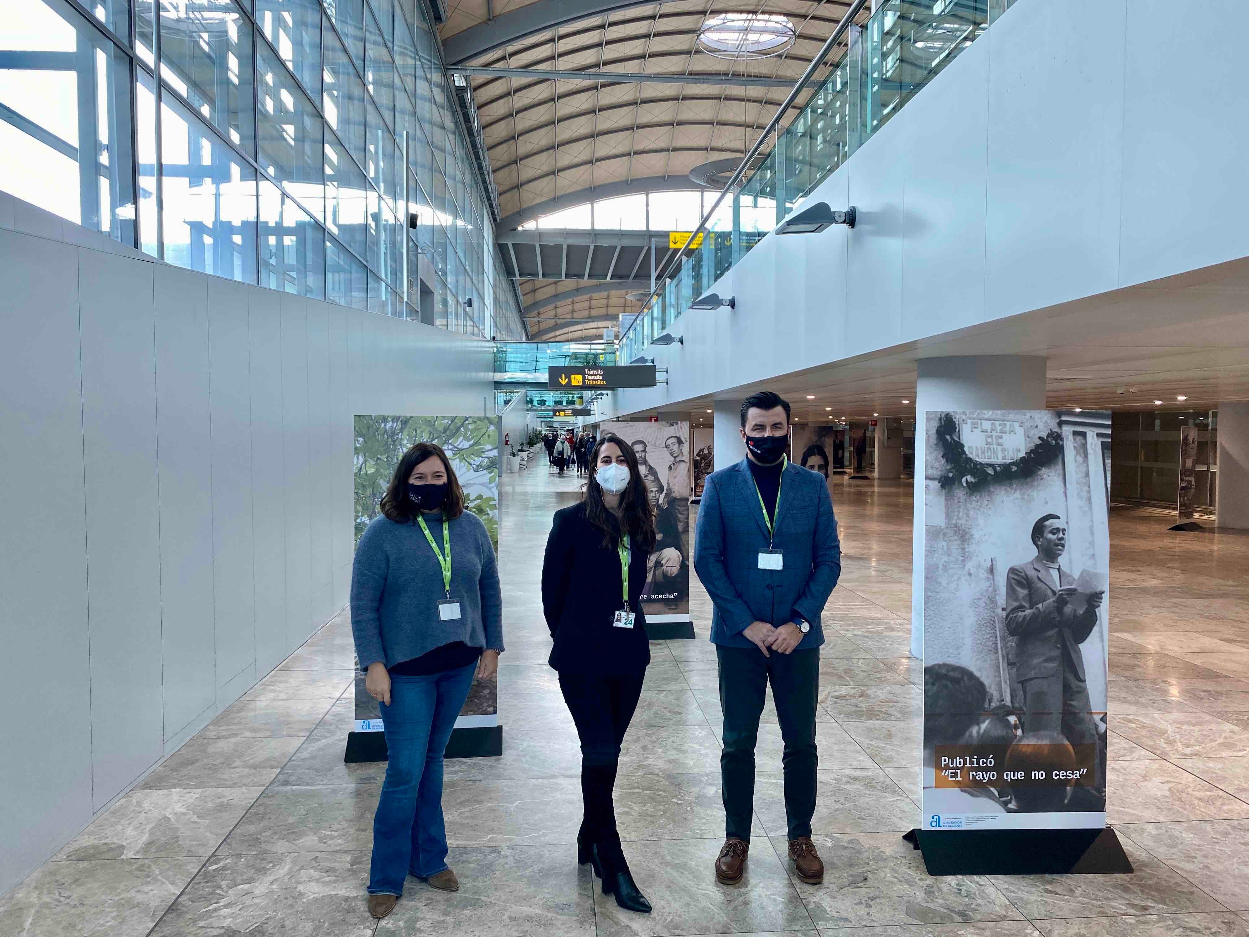 El Aeropuerto de Alicante-Elche Miguel Hernández acoge una exposición sobre el poeta oriolano El Aeropuerto de Alicante-Elche Miguel Hernández acoge una exposición sobre el poeta oriolano