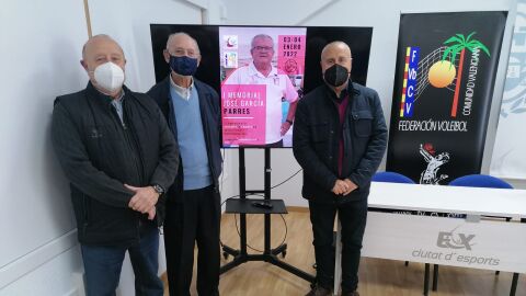 Juan Antonio Mart&iacute;nez, director deportivo del CD Salesianos Elche; Arturo Ruiz, presidente de la Federaci&oacute;n de Voleibol de la Comunidad Valenciana; y Vicente Alberola, concejal de Deportes del Ayuntamiento de Elche.