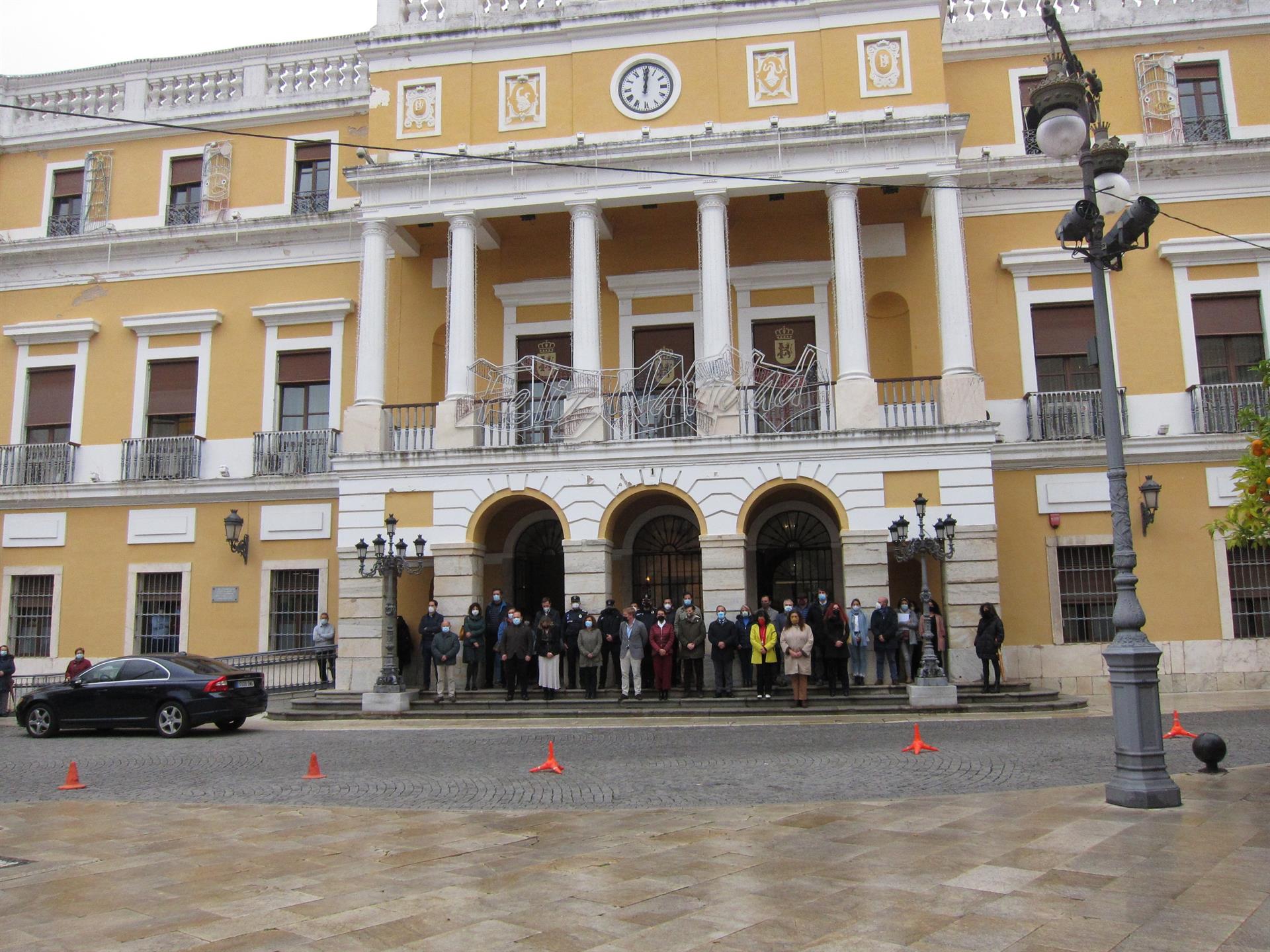 La corporación municipal de Badajoz guarda un minuto de silencio en memoria del joven Pablo Sierra La corporación municipal de Badajoz guarda un minuto de silencio en memoria del joven Pablo Sierra