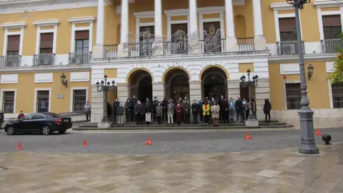 La corporación municipal de Badajoz guarda un minuto de silencio en memoria del joven Pablo Sierra Badajoz