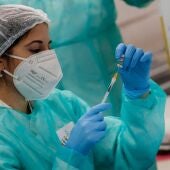 Los datos preliminares indican una inmunidad mas baja ante omicron
