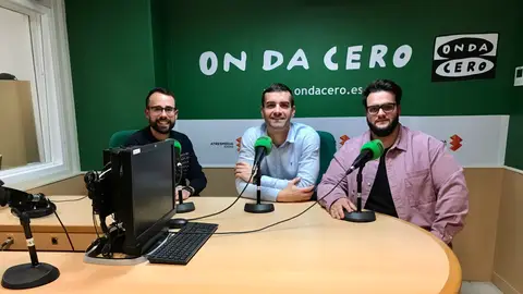 Los periodistas José Antonio Gil, Monserrate Hernández y Pau Saiz, en Onda Cero Elche. ELCHE CF