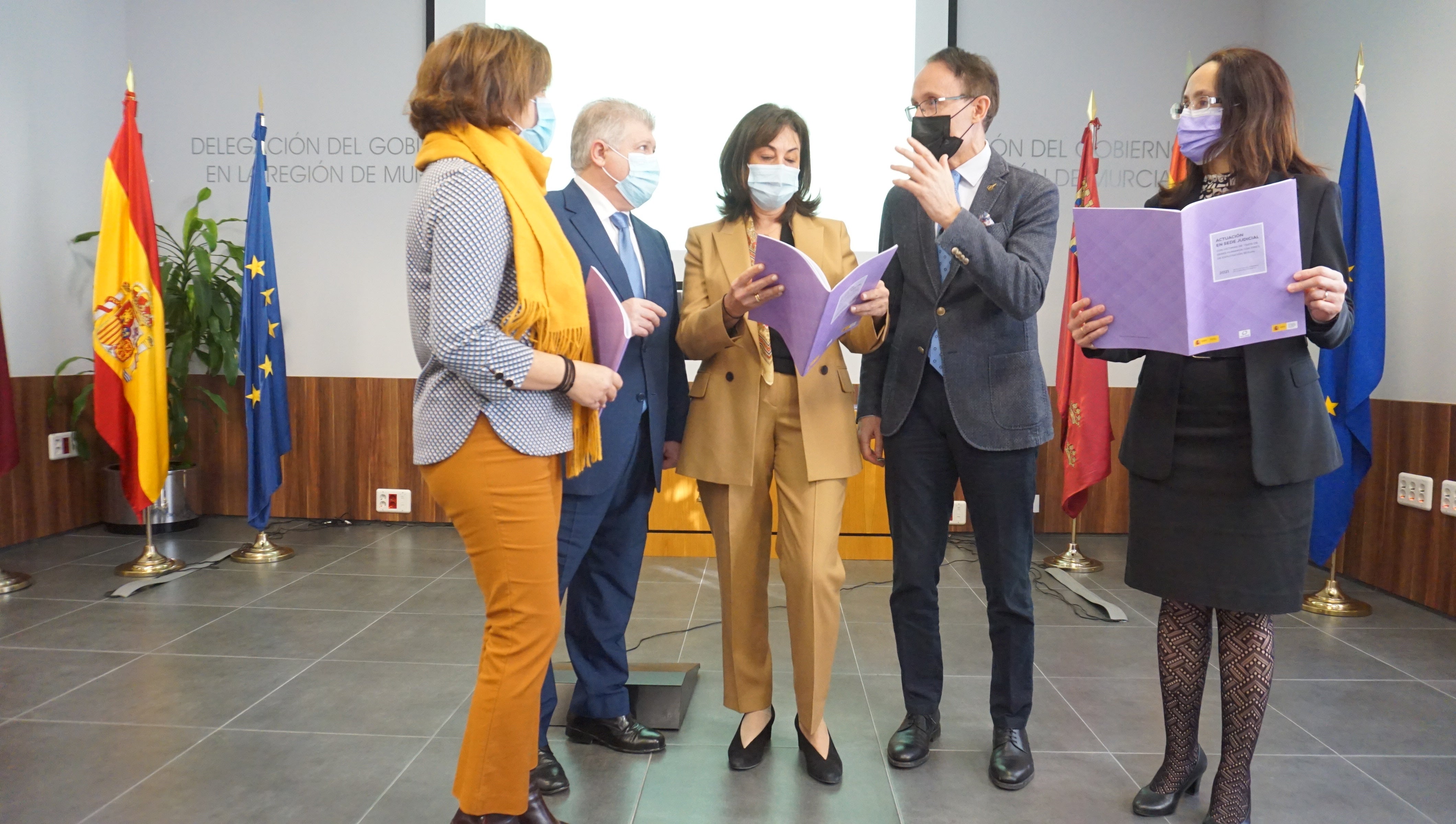 La Delegación del Gobierno edita una guía para reforzar la asistencia y protección de víctimas de trata de seres humanos con fines de explotación sexual La Delegación del Gobierno edita una guía para reforzar la asistencia y protección de víctimas de trata de seres humanos con fines de explotación sexual
