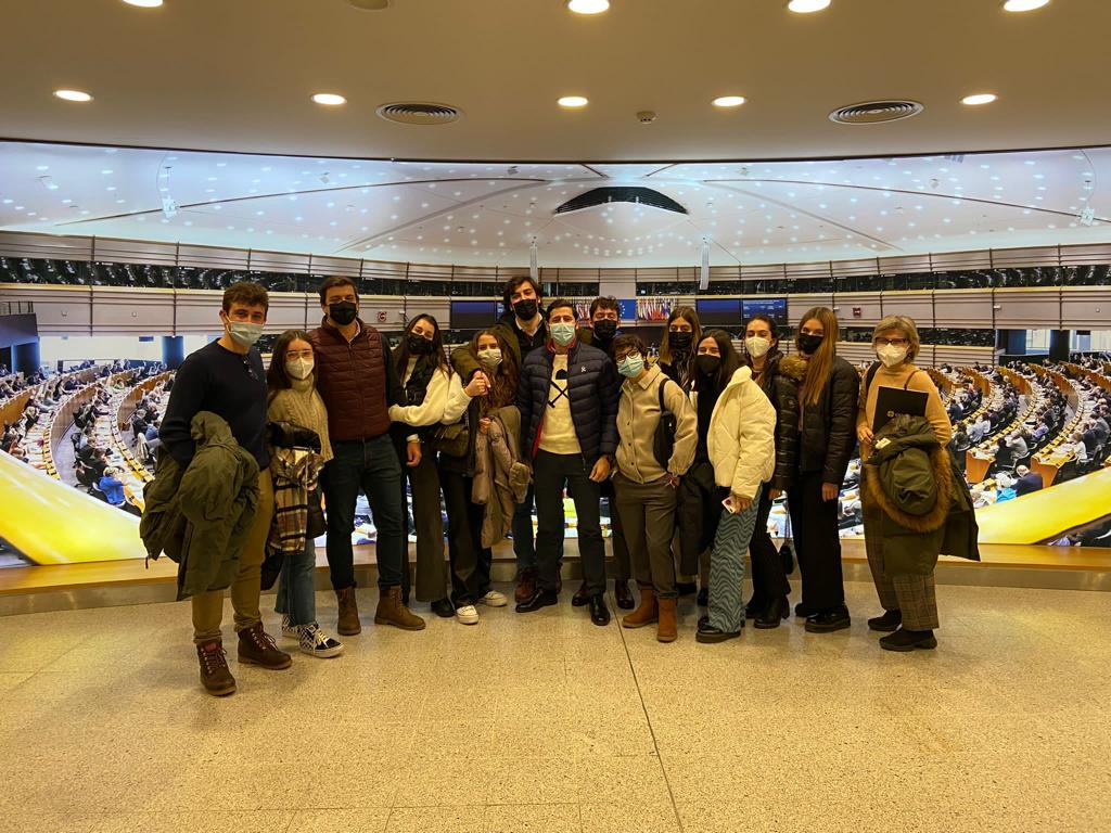 Alumnos de Derecho y ADE del CEU de Elche viajan a Bruselas para conocer el funcionamiento de las instituciones europeas Alumnos de Derecho y ADE del CEU de Elche viajan a Bruselas para conocer el funcionamiento de las instituciones europeas