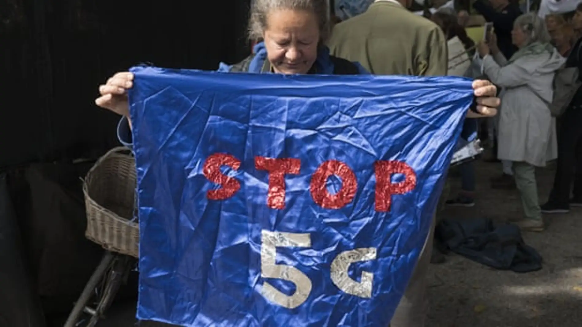 Países Bajos prohíbe los collares anti 5G por ser "radioactivos"