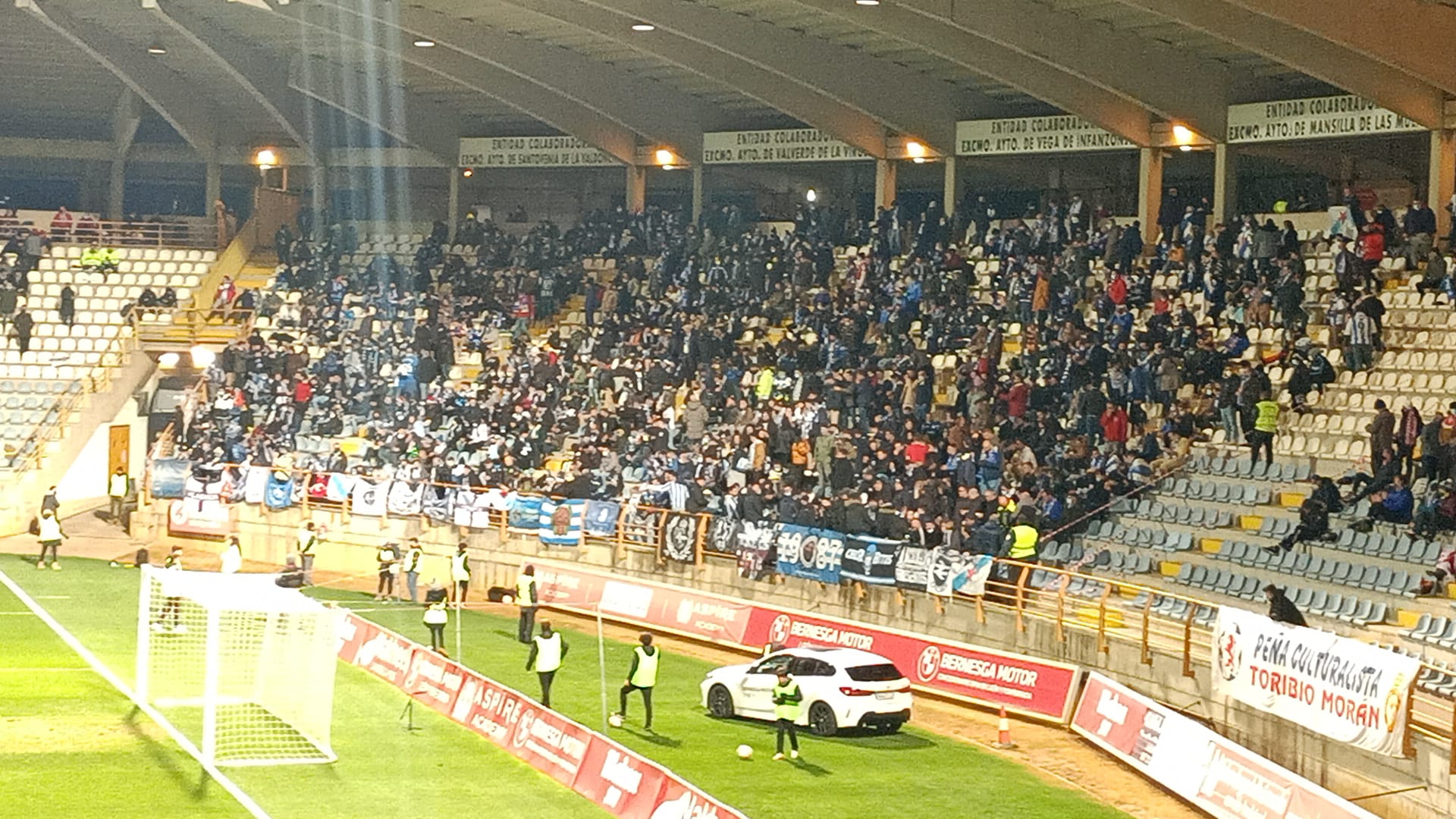 2-3: El Deportivo reina en León con más de mil fieles en la grada 2-3: El Deportivo reina en León con más de mil fieles en la grada