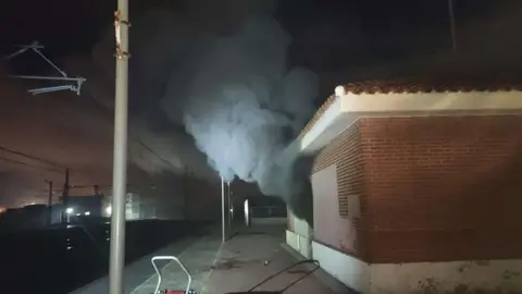 Un incendio retrasa la circulación ferroviaria entre València y Castellón Un incendio retrasa la circulación ferroviaria entre València y Castellón