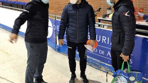 Javi Paredes, junto a Edu Isla y Aar&oacute;n Candanedo, en el Polideportivo de Villafr&iacute;a
