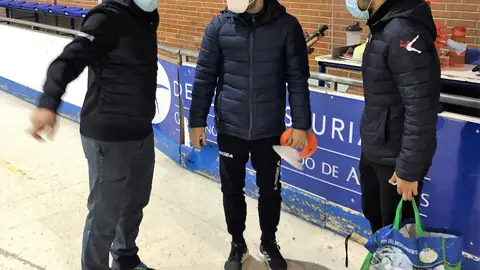 Javi Paredes, junto a Edu Isla y Aarón Candanedo, en el Polideportivo de Villafría Javi Paredes, junto a Edu Isla y Aarón Candanedo, en el Polideportivo de Villafría