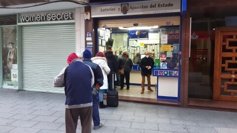 Personas haciendo cola en una administración de lotería de Ciudad Real Personas haciendo cola en una administración de lotería de Ciudad Real