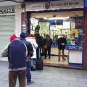 Personas haciendo cola en una administración de lotería de Ciudad Real