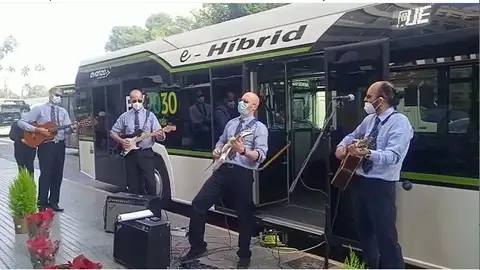 Cuatro empleados de los autobuses urbanos sorprenden a los pasajeros con un concierto en directo. AUTOBUSES URBANOS