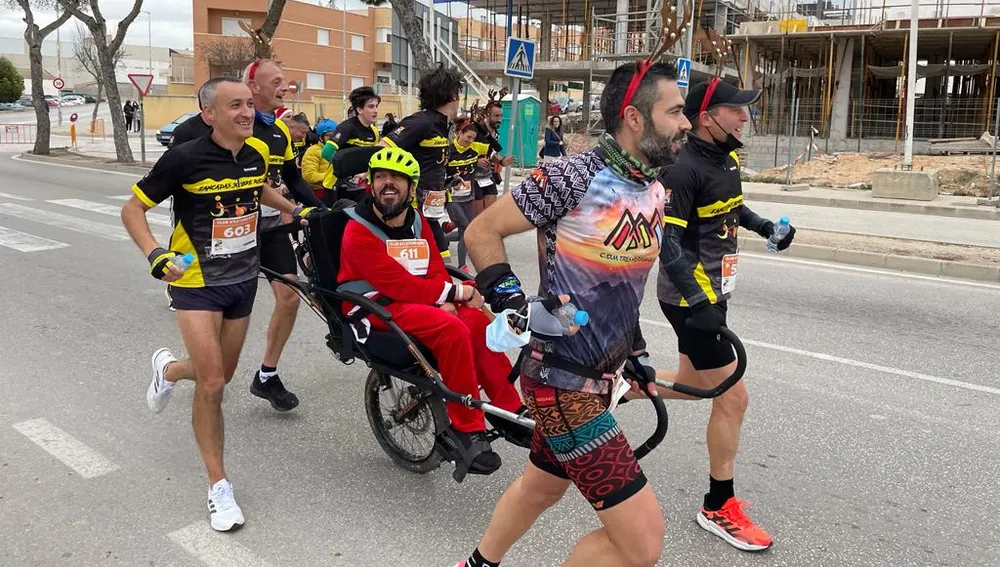La Media Maratón de Aspe contó con tres deportistas con diversidad funcional y el apoyo de la asociación APDA de Aspe. La Media Maratón de Aspe contó con tres deportistas con diversidad funcional y el apoyo de la asociación APDA de Aspe.