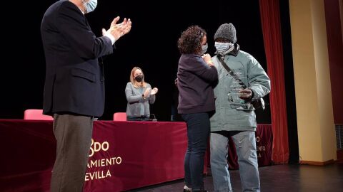 El delegado de Bienestar Social y Empleo Juan Manuel Flores en una entrega de premios en reconocimiento a la labor de estos servicios sociales 