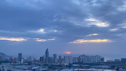 benidorm poco nuboso nubes altas