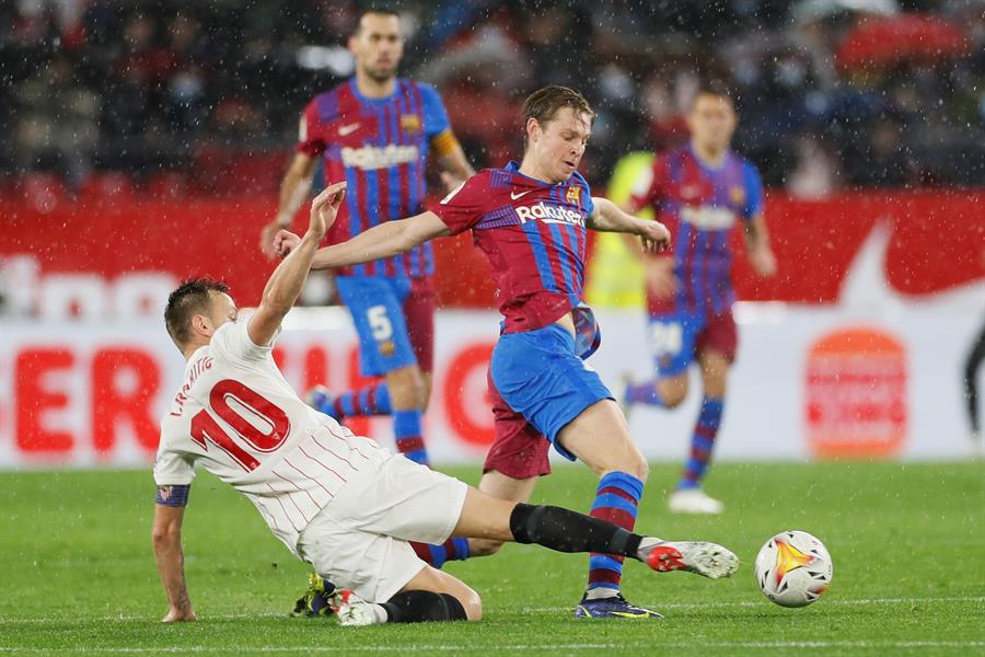 Sevilla y Barcelona empatan bajo el diluvio en el Pizjuán Sevilla y Barcelona empatan bajo el diluvio en el Pizjuán