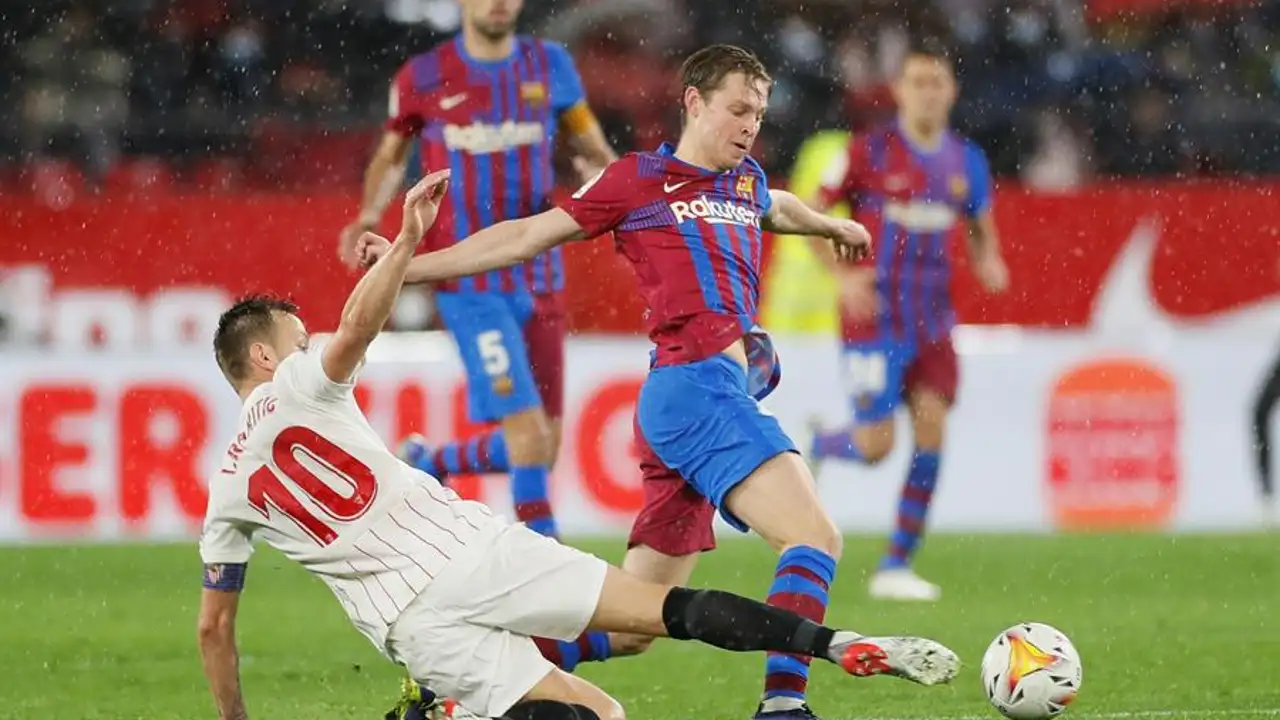 De Jong y Rakitic disputan una acción De Jong y Rakitic disputan una acción