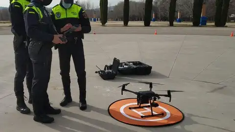 La Policía Local de Alcalá de Henares dispone de 3 drones para operaciones de control de aforo en vía pública, seguridad en eventos y labores de auxilio y rescate en zonas de difícil acceso La Policía Local de Alcalá de Henares dispone de 3 drones para operaciones de control de aforo en vía pública, seguridad en eventos y labores de auxilio y rescate en zonas de difícil acceso